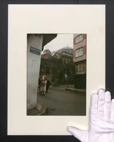 Fotografie Ansicht Istanbul-Fatih, Partie in der Kumlik Sokagi mit Blick zur Kumkapi Ayia Kiriaki Kilisesi, 30 x 40cm