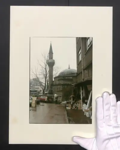 Fotografie Ansicht Istanbul, Blick auf die Koca-Mustafa-Pascha-Moschee von einer Seitenstrasse aus, Grossformat 30 x 40cm