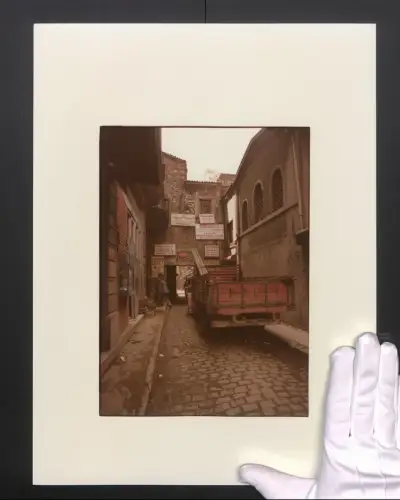 Fotografie Ansicht Istanbul, Kürekciler Kapisi Sk., Strassenpartie mit Geschäften, Grossformat 30 x 40cm