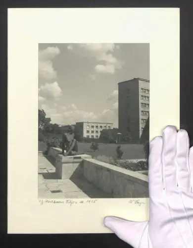 Fotografie W. Seeger, Ansicht Frankfurt / Main, I.G. Farben Hochaus mit Bronzestatue