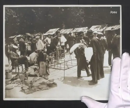 Fotografie Ansicht Jalta, Einwohner auf dem markt, Schrotthändler mit seinen Waren, Grossformat 30 x 24cm