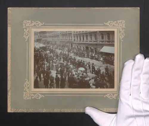 Fotografie Friedrich Pasar, Wien, Ansicht Wien, Umzug der Schützen in Wien am Schuhgeschäft Josef Bezfalda