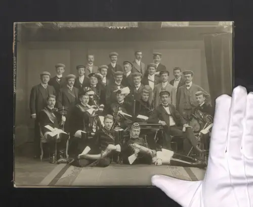 Fotografie C. Pietzner, Teplitz, Studenten im vollen Wichs mit schläger, Füllhorn und Fuchsschwanz, Gruppenfoto