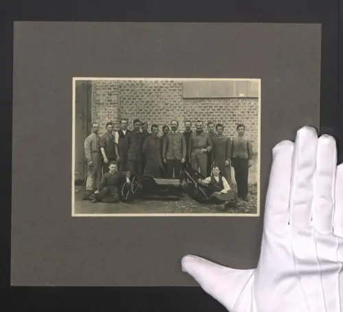 Fotografie Stellmacher / Schlosser mit Kolbenmotor samt Schwungrad