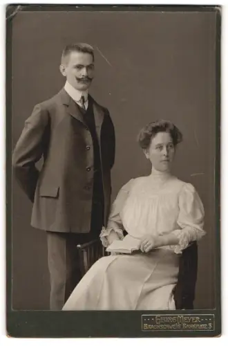 Fotografie Georg Meyer, Braunschweig, Bankplatz 3, Otto und Grete Freienberg zusammen im Atelier 1907