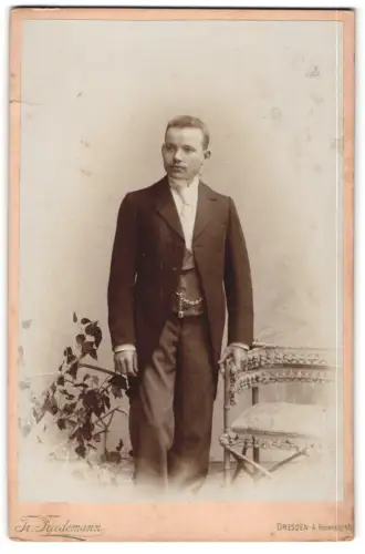 Fotografie Tr. Friedemann, Dresden, Rosenstrasse 48, Arthur in elegantem Anzug