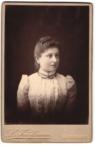 Fotografie L. Kauffmann, Kreuznach, Anna Euelbauer im Porträt