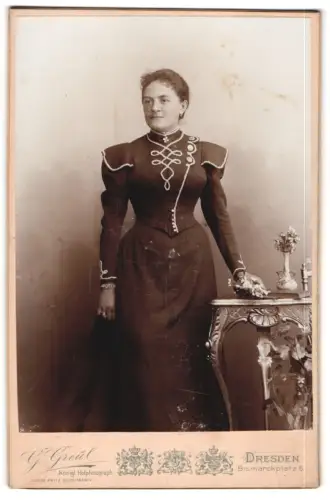 Fotografie G. Greul, Dresden, Bismarckplatz 6, Ida in elegantem Kleid
