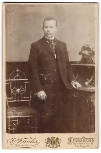 Fotografie E. Fuchs, Dresden, Waisenhaus Str. 16, Artur im Porträt