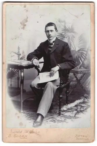 Fotografie Bruno Boden, Zittau, Juststrasse 2, Ewald Albacht am Tisch sitzend