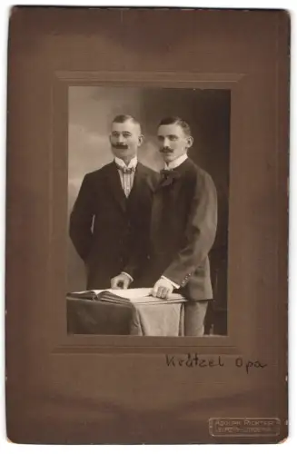 Fotografie Adolph Richter, Leipzig-Lindenau, Merseburger Str. 61, Herr Krätzel und ein weiterer Herr an einem Tisch