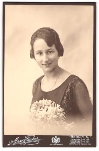 Fotografie Max Fischer, Berlin, Invalidenstr. 164, Trauti im Porträt mit Blumenstrauss 1922