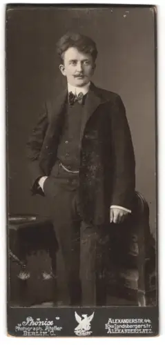 Fotografie Phönix, Berlin, Alexanderstrasse 44, Ernst Kropp im eleganten Anzug