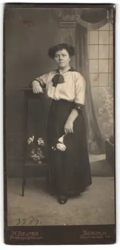 Fotografie M. Reuter, Berlin, Brunnenstrasse 113, Junge Frau mit Blumenstrauss im Jahre 1914