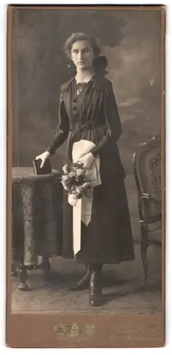 Fotografie William Roth, Berlin, Skalitzerstr. 54, Erna Nitschke zur Konfirmation 1918