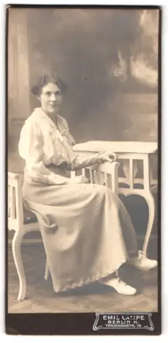 Fotografie Emil Lampe, Berlin, Treskowstr. 18, Fransiska an einem Tisch sitzend