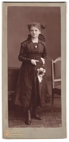 Fotografie A. Wertheim, Berlin, Oranienstr., Gertrud Brüggemann als Mädchen mit Blumenstrauss