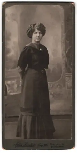 Fotografie Atelier Benckert, Halle a. S., gr. Utrichstr. 29, Selma in dunklem Kleid