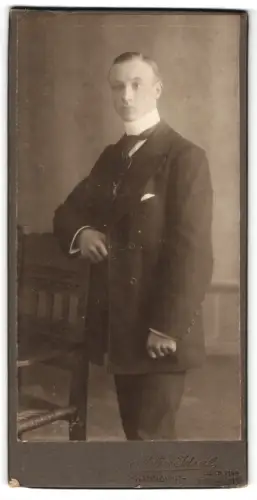 Fotografie Atelier Ideal, Hannover, Georgstrasse 11, Albert Kiso in elegantem Anzug 1918
