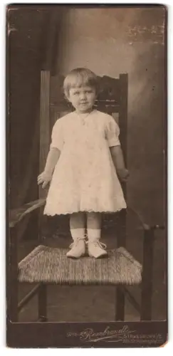 Fotografie Atelier Rembrandt, Strassburg, Alt St. Petersplatz 5, Elly als Kind im Jahre 1916