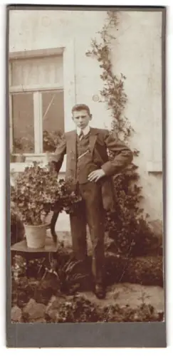 Fotografie unbekannter Fotograf und Ort, R. Petrasch im Garten posierend