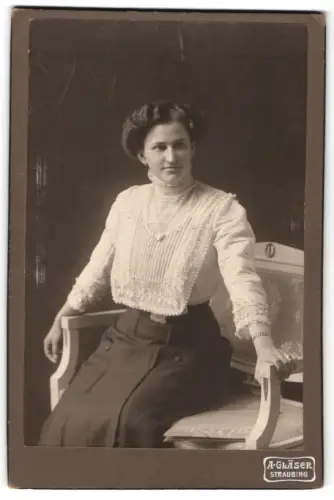 Fotografie A. Gläser, Straubing, Mittlerer Graben 535, Marie Gast auf einer Bank sitzend