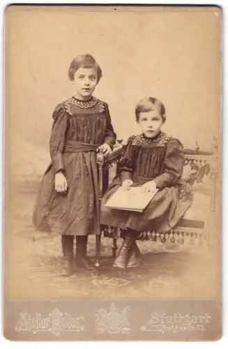 Fotografie Atelier Helios, Stuttgart, Königstrasse 21, Berta und Maria Gradutz zusammen im Atelier