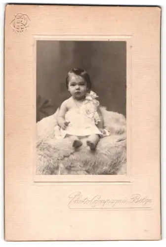 Fotografie Photo Compagnie Belge, Ort unbekannt, Maria Rochet mit einem Jahr