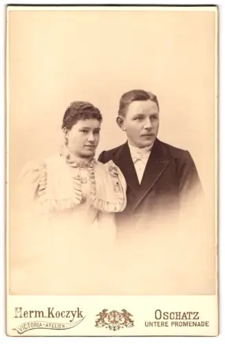 Fotografie Herm. Koczyk, Oschatz, Untere Promenade, Herr und Frau Fritsche zusammen im Porträt