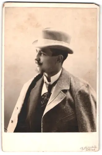 Fotografie J. Schröck, Speyer, Mühlturmstr. 10, Paul Molsberger im Porträt mit Hut