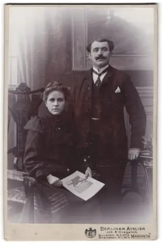 Fotografie E. Kregeloh, Mannheim, Kunststrasse 12, Jakob Stei und seine Frau Anne im Atelier