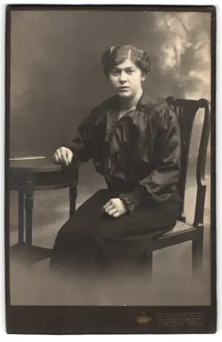Fotografie J. Grimm, Offenburg, Emma Jaeg auf einem Stuhl sitzend 1918