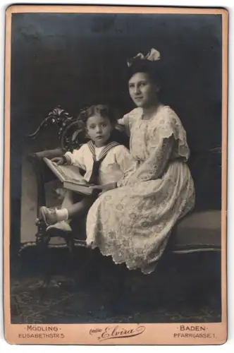 Fotografie Atelier Elvira, Mödling, Elisabethstrasse 5, Katho Devik und ihr Bruder Benny auf einer Couch sitzend