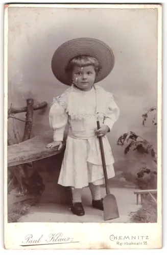 Fotografie Paul Klaws, Chemnitz, Reitbahnstr. 18, Walter Klaus mit Schaufel und Strohhut