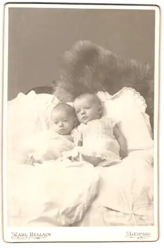 Fotografie Carl Bellach, Leipzig, Gellertstrasse 12-14, Margot und Hertha am 5. Februar 1905