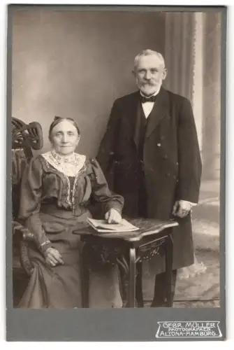 Fotografie Gebr. Müller, Hamburg-Altona, Schulterblatt 55, Peter und Margarethe Johannsen zusammen im Atelier