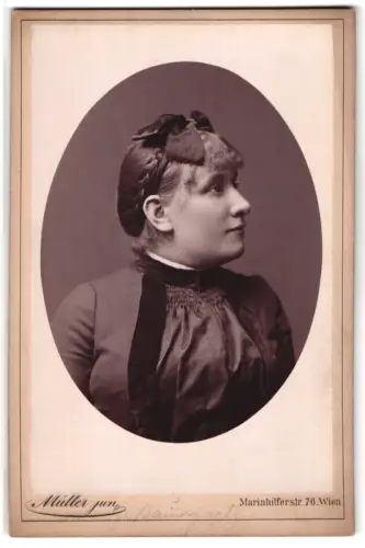 Fotografie M. Müller jun., Wien, Mariahilferstrasse 76, Porträt von Frau Baumgarten