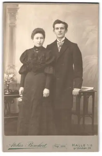 Fotografie Atelier Benckert, Halle a. S., gr. Ulrichstr. 29, Marta und ihr Mann im Atelier