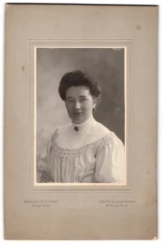 Fotografie Adolph Richter, Leipzig-Lindenau, Merseburger Str. 61, Frau Scharf im Porträt 1906