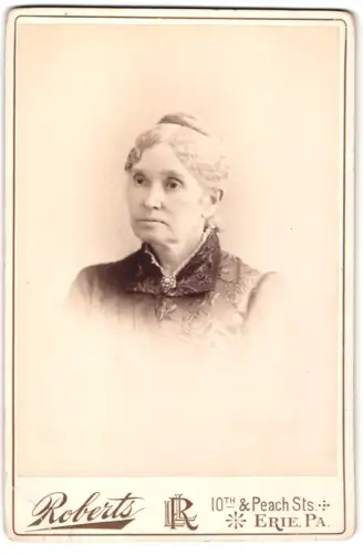 Fotografie Roberts, Erie, 10th & Peach Sts., Frau Eduard Kamphausen im Porträt