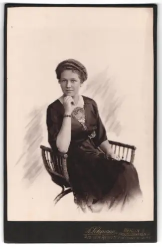 Fotografie A. Lehmann, Berlin, Prinzessinnenstrasse 14, Porträt einer jungen Dame 1920