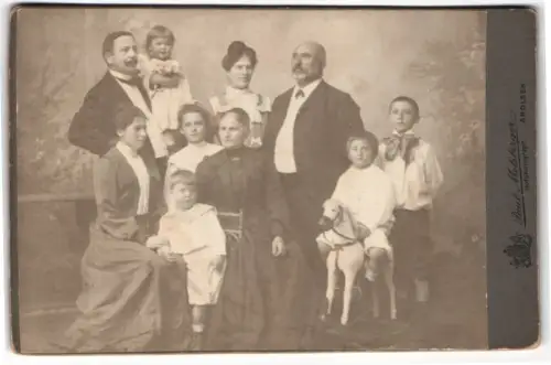 Fotografie Paul Melberger, Arolsen, Familie Mayer-Malsbuger mit Kindern und Spielzeugpferd