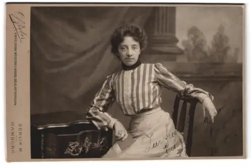 Fotografie E. Bieber, Berlin, Hamburg, Anna Geromiller in gestreifter Bluse sitzend