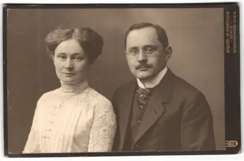 Fotografie Atelier W. Wertheim, Berlin, Potsdamerstrasse 10, Minni und Karl Maass im Porträt
