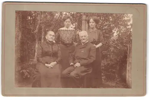 Fotografie unbekannter Fotograf und Ort, Herr und Frau Buthschneider mit Tochter Frieda