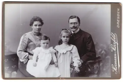 Fotografie Hermann Herzfeld, Dresden, Altmarkt, Oscar Richter mit Familie