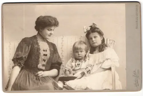 Fotografie Atelier Elite, Berlin, Leipzigerstrasse 124, Olga mit ihrer Schwester und Mutter