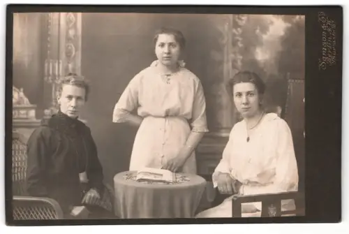 Fotografie Samson & Co, Berlin, Maria Meyer geb. Gabbe mit ihren Töchtern Anna und Hedwig