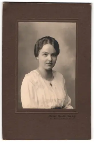 Fotografie Atelier Apollo, Zürich, Kasernenstrasse 81, Hedwig im Jahr 1917