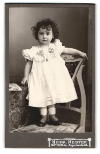Fotografie Heinr. Hester, Cöthen, Augustenstr. 60, kleines Kind im weissen Kleid